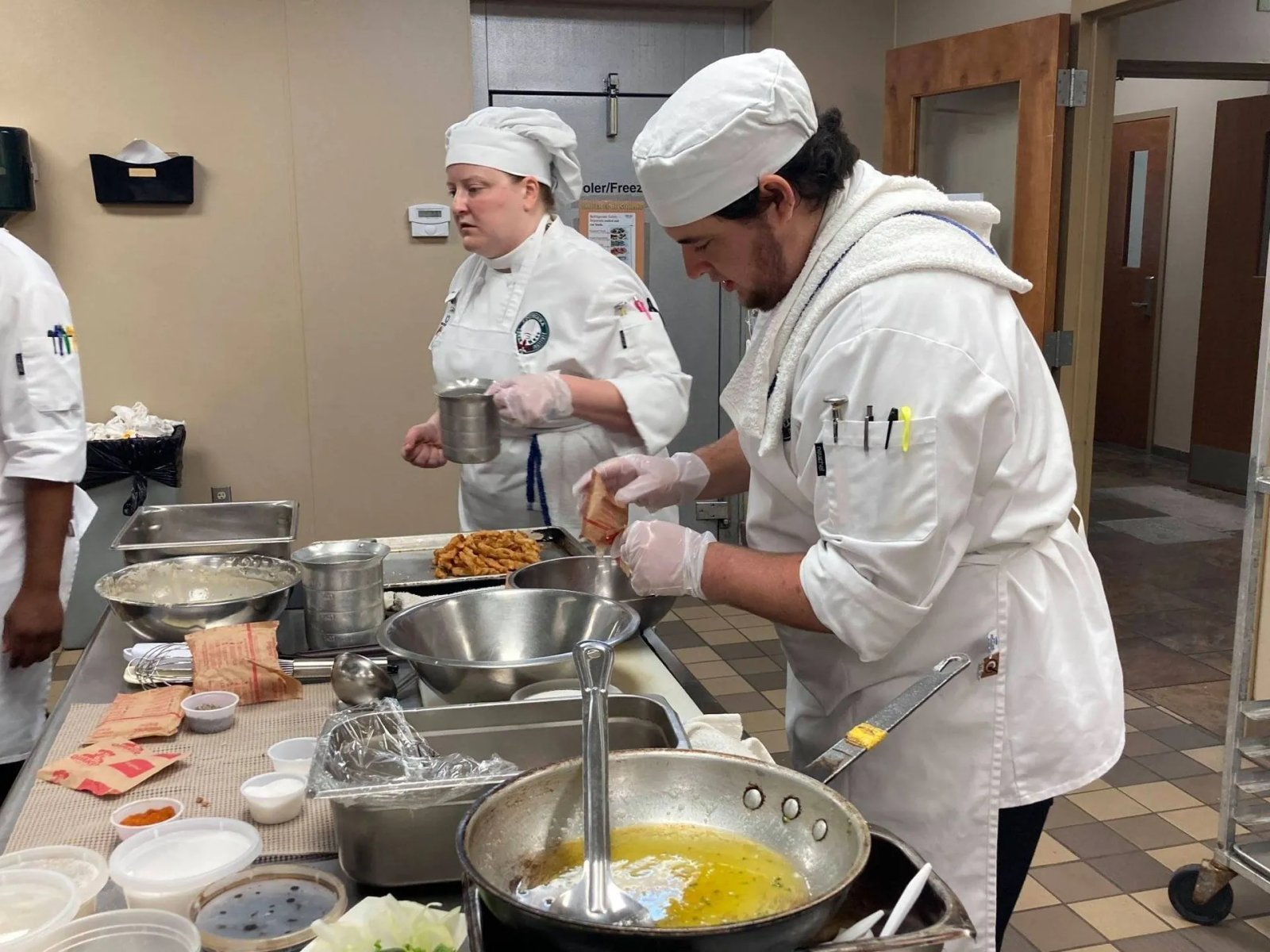 Beneficios de asistir a una escuela culinaria con una cocina comercial de servicio completo